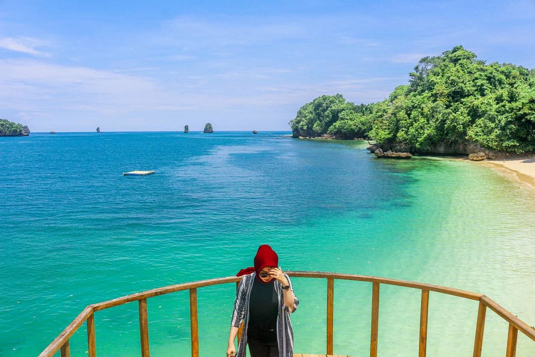 Spot Foto Menarik Pantai Tiga Warna Spot Foto Menarik Pantai Tiga Warna